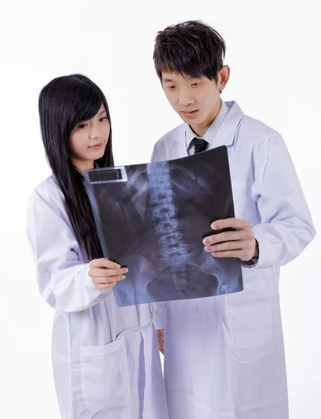 Dua dokter laki-laki medis wanita melihat x-ray di rumah sakit — Stok Foto