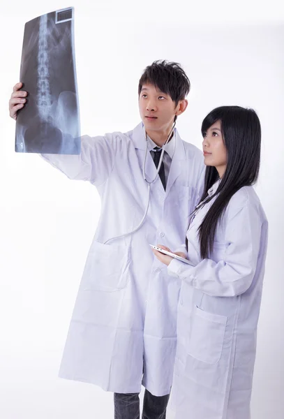 Dua dokter laki-laki medis wanita melihat x-ray di rumah sakit — Stok Foto