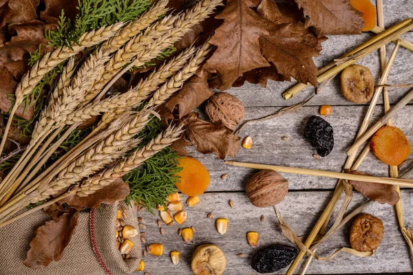 Geleneksel Noel kutlaması kavramını kırsal ahşap masada kutlayın. Sırbistan 'da oruç ve Noel arifesi dekorasyonu.