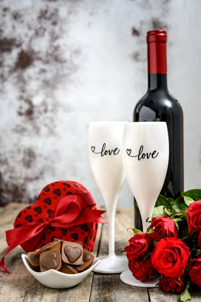 情人节的概念 两杯葡萄酒 礼品盒 一束红玫瑰和巧克力糖果放在乡村木桌上 并留有抄写空间 有选择的重点 — 图库照片