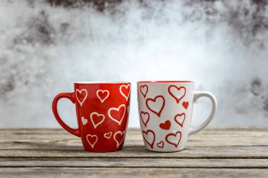 Kırsal ahşap masada kalp şeklinde kahve fincanları. Sevgililer Günü için romantik konsept.