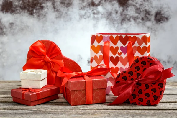 情人节或母亲节礼物盒和礼品袋放在乡村木桌上 — 图库照片