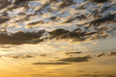 Gün batımında kara bulutlarla dolu dramatik gökyüzünün arka planı.