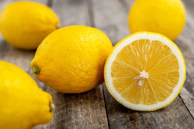 Köy ahşap masada ikiye bölünmüş taze limon. Seçici odak.