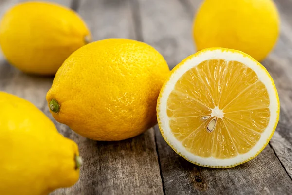 Köy ahşap masada ikiye bölünmüş taze limon. Seçici odak.