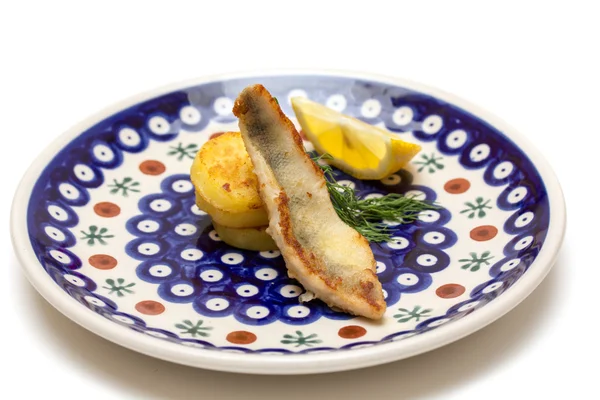 Abborre filet med stekt potatis — Stockfoto