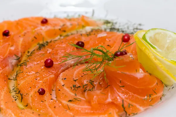 Lachs-Carpaccio mit rosa Pfeffer — Stockfoto