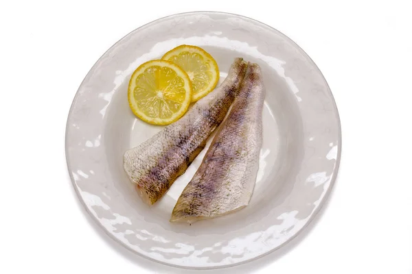 Rohe Fischfilets mit Zitrone lizenzfreie Stockfotos