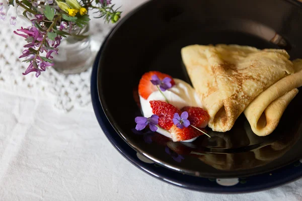 Pannkakor, jordgubbar och grädde — Stockfoto