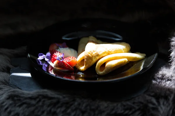 Pannenkoeken, aardbeien en room — Stockfoto