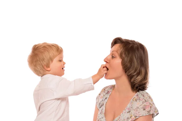 Jonge jongen een snoep te geven aan haar moeder — Stockfoto