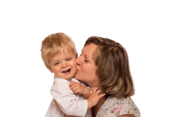 Mãe feliz abraçando seu menino — Fotografia de Stock