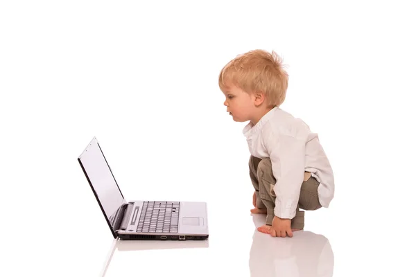 Młody chłopak szuka na laptopie — Zdjęcie stockowe