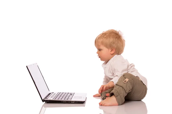 Un băiat se uită la un laptop — Fotografie, imagine de stoc
