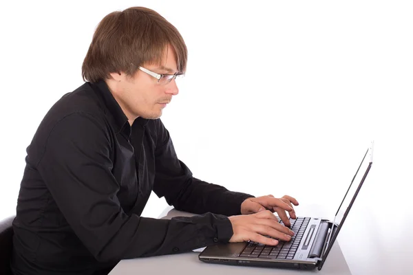 Man werkt aan een laptop — Stockfoto