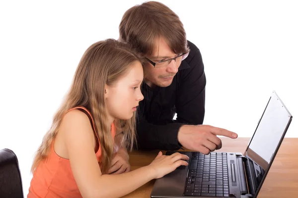 Vader en dochter werken op een laptop Stockfoto