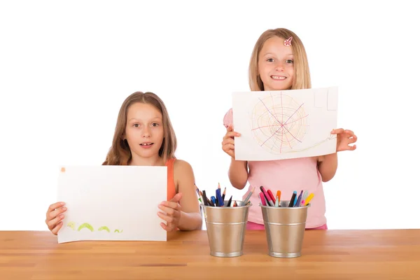 Meninas jovens mostrar seus desenhos — Fotografia de Stock