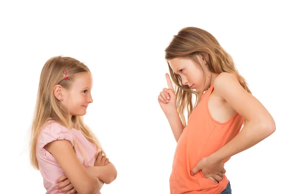 Jong meisje wijzende vinger op haar zus — Stockfoto