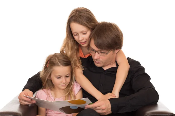 Vater las mit seinen Töchtern ein Buch — Stockfoto