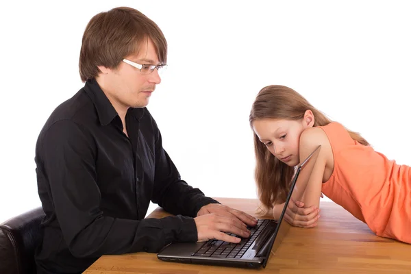 Daughter looks at her father's laptop — Stock Photo, Image