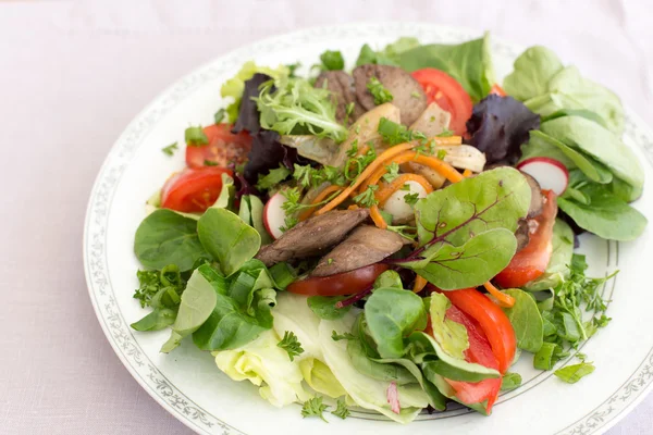 Ensalada deliciosa con hígado —  Fotos de Stock