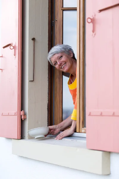 幸せな近代的な年配の女性 — ストック写真