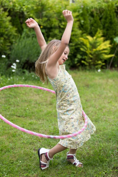 Kleines Mädchen spielt mit Hula Hoop — Stockfoto