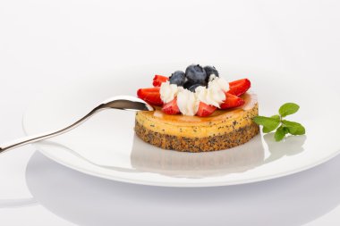 Cheesecake, böğürtlen ve çilek