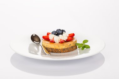 Cheesecake, çilek ve böğürtlen