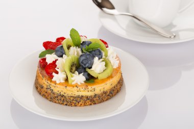 Cheesecake, çilek, yaban mersini ve kivi
