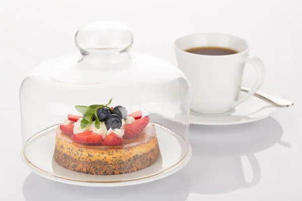 Cheesecake, glas bell en kopje koffie — Stockfoto