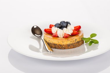 Cheesecake, çilek ve böğürtlen