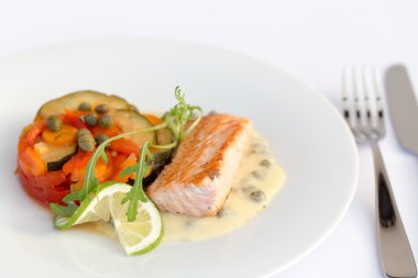 Balık fileto, sebze ve sos