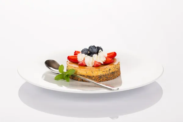 奶酪蛋糕、 草莓、 蓝莓 — 图库照片
