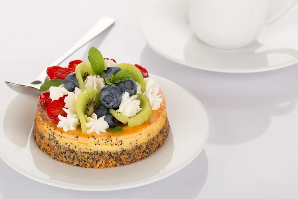 Cheese-cake, strawberry, blueberry and kiwi — Stock Photo, Image