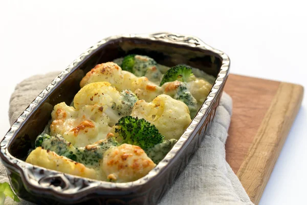 Gratin van bloemkool, broccoli en kaas — Stockfoto