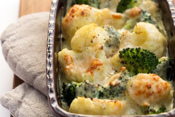 Gratin van bloemkool, broccoli en kaas — Stockfoto