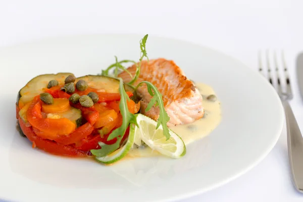 Filet de poisson, sauce et légumes — Photo