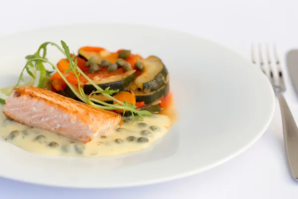 Balık fileto, sebze ve sos