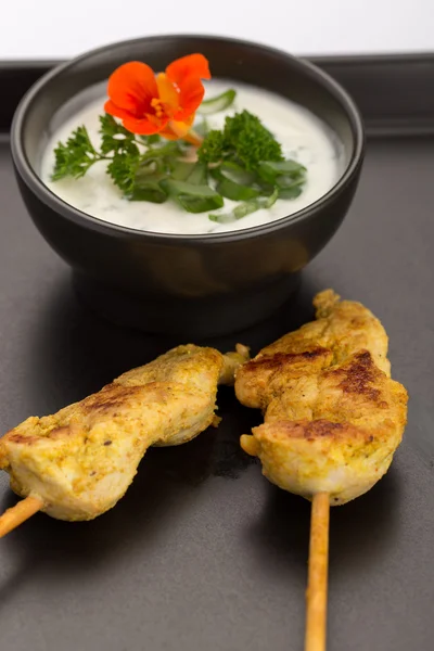 Brochetas de pollo y tazón — Foto de Stock