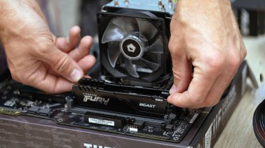 Bilinmeyen kişiye yaklaşın. Fury Beast RAM DDR4 'ü şifreleme için profesyonel bilgisayarın ana kartına yerleştirin. Rusya, 17.08.2021