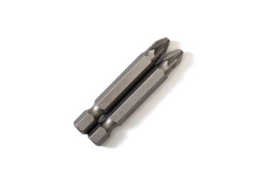 Beyaz arkaplanda iki demir tornavida ucunu kapat