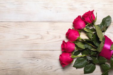 Masada kurdeleli pembe güllerle süslenmiş zarif bir arka plan. Çiçekli tebrik kartı ya da sunum için şablon ya da beyaz tahta. Değerli kişi ya da arkadaşa not ya da mektup.