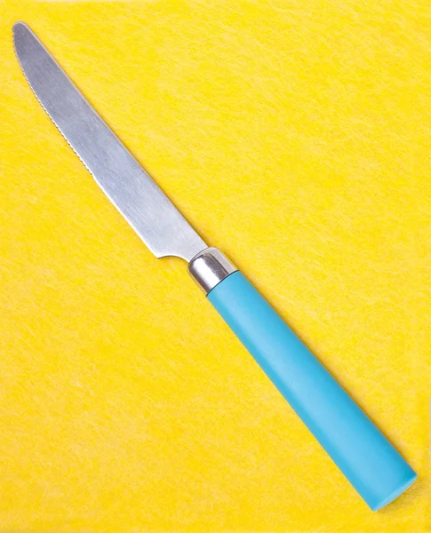 Kniv på gul bakgrund — Stockfoto