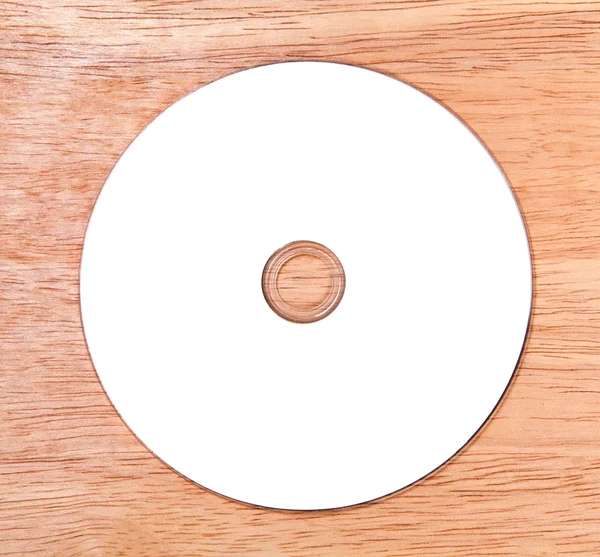 Оптический диск на деревянном фоне — стоковое фото