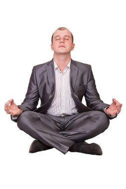 bir adam derin derin düşünür