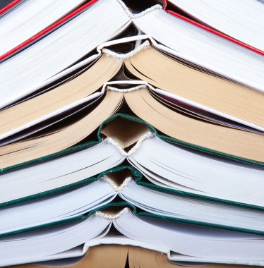 Açık kitap yığını