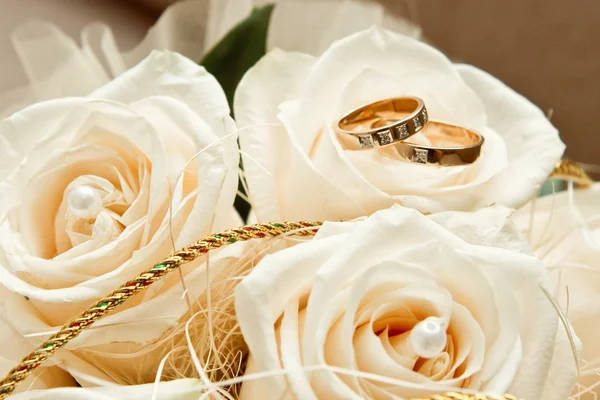 Anillos de boda en rosas —  Fotos de Stock