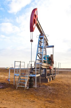 Mavi gökyüzünün arka planında yağ pompası