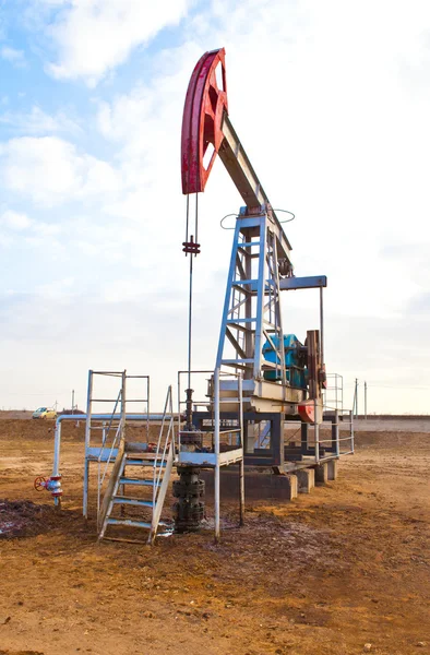 Oliepomp op een achtergrond van blauwe lucht — Stockfoto